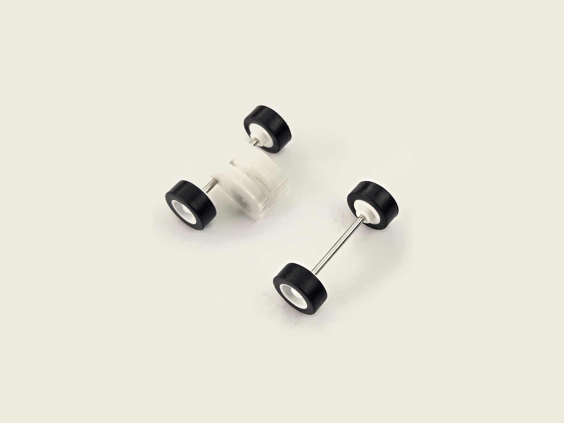 Ant pull-back motor with its matching 11 mm front wheel-and-axle set