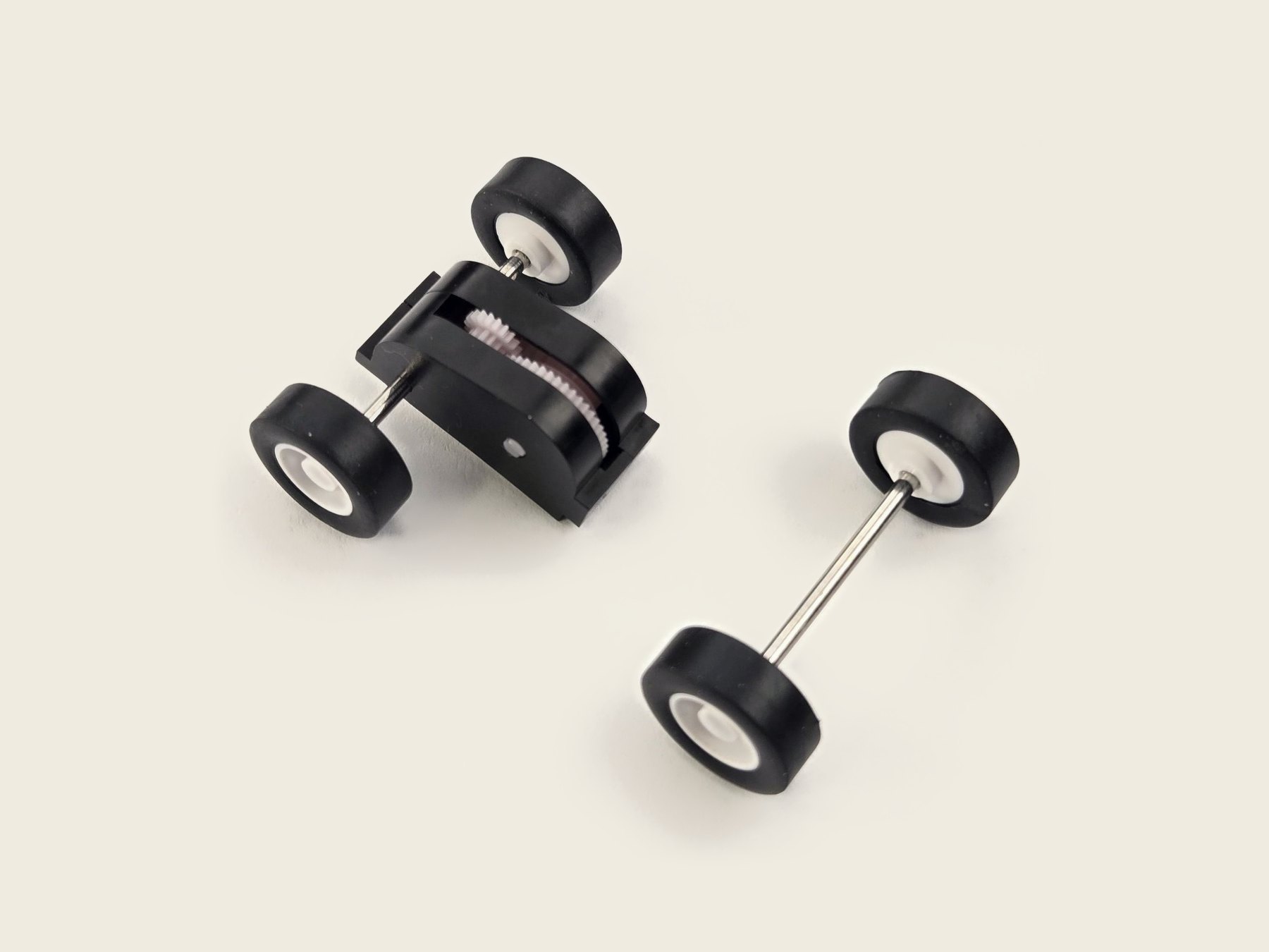 Stout pull-back motor with its matching 16 mm front wheel-and-axle set